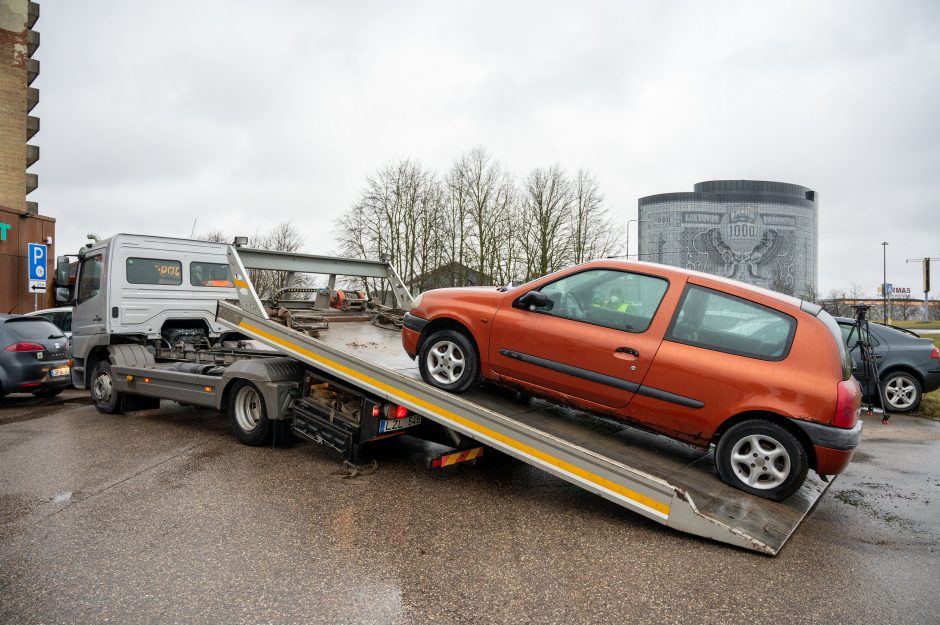 Nulinė tolerancija netvarkai: Kaune nuo apleistų automobilių pradėtos vaduoti viešosios erdvės 