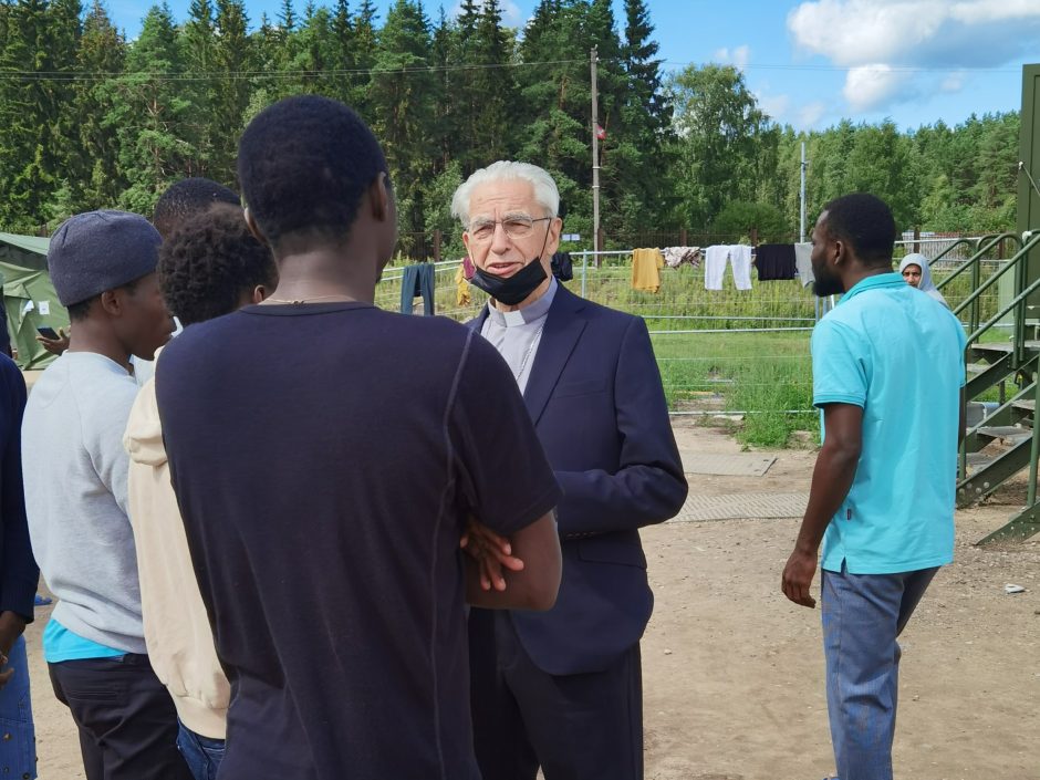 Kardinolas A. J. Bačkis svajoja, kad prieglobsčio prašytojai dirbtų, o jų vaikai lankytų mokyklas