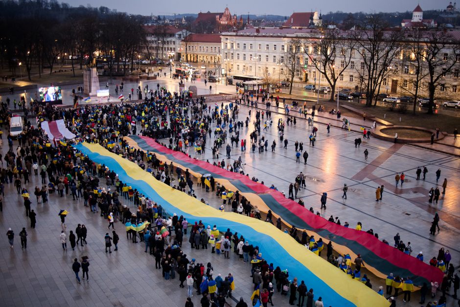 „Turime suvienyti jėgas“: Lietuvoje minimos antrosios Rusijos karo Ukrainoje metinės