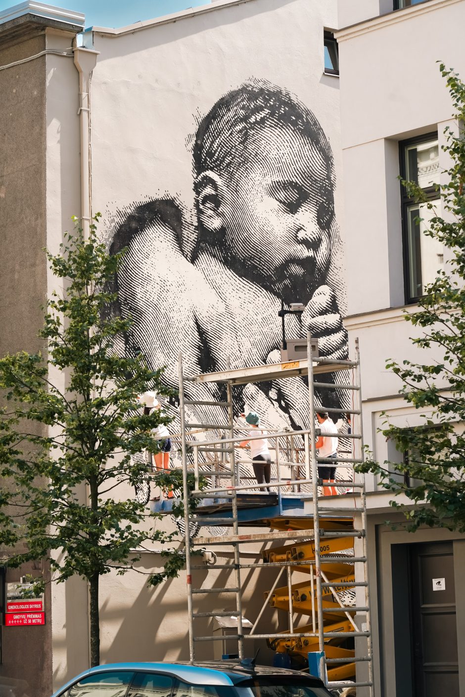 Ant pastato sienos – meno kūrinys, jautriai atskleidžiantis motinos ir kūdikio ryšį