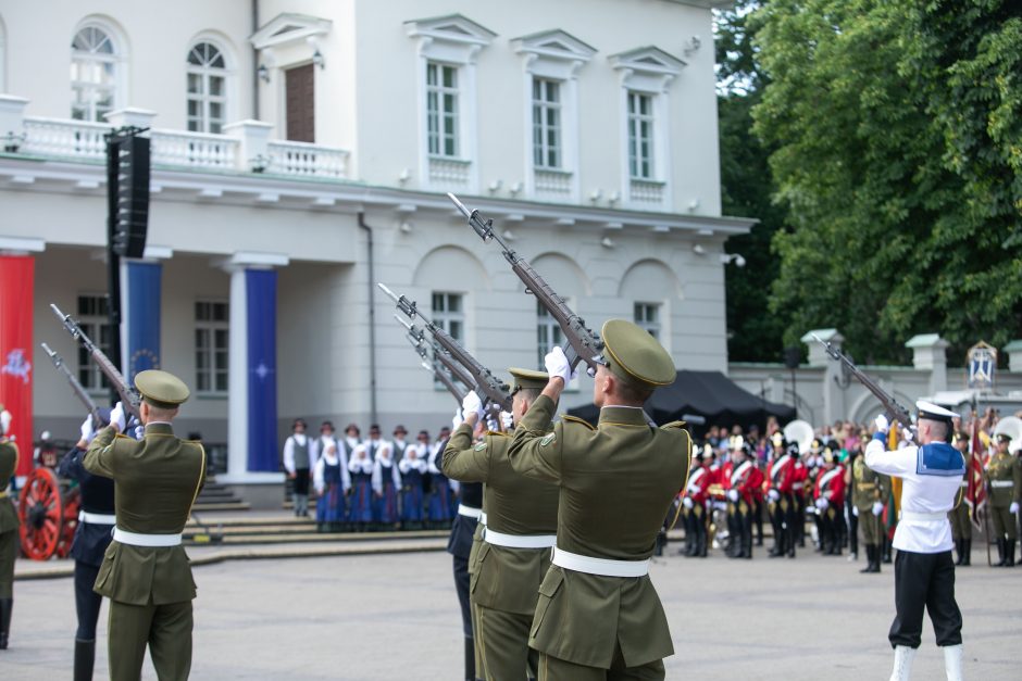 Valstybės vėliavų pakėlimo ceremonija Prezidentūroje