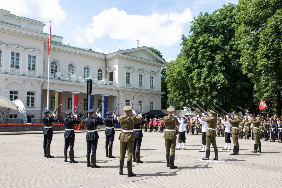Valstybės vėliavų pakėlimo ceremonija Prezidentūroje
