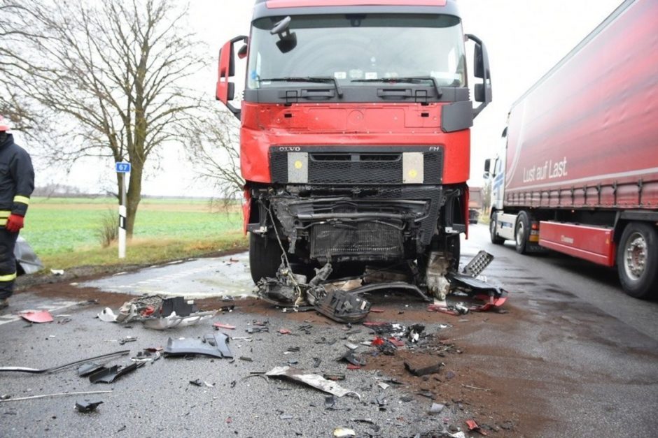Tragiška avarija Kėdainių rajone: „Nissan“ rėžėsi į vilkiką, žuvo žmogus