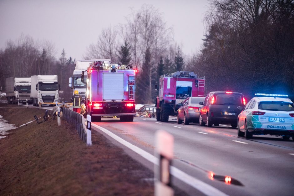 Avarijos nesibaigia: dėl sunkvežimio ir automobilio susidūrimo kelyje A8 uždaromas eismas