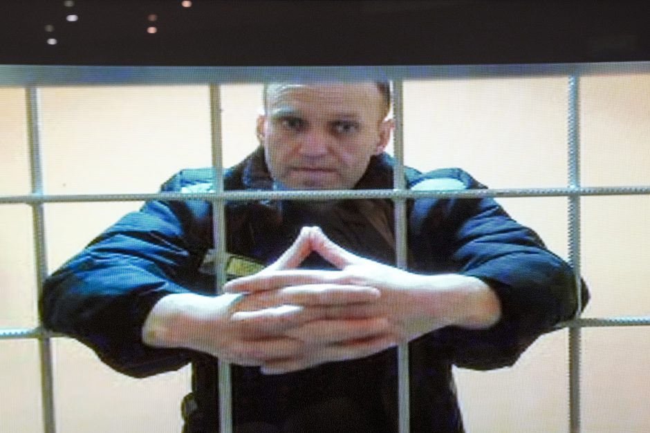 A. Navalnas sako, kad buvo perkeltas į vienutę kolonijoje
