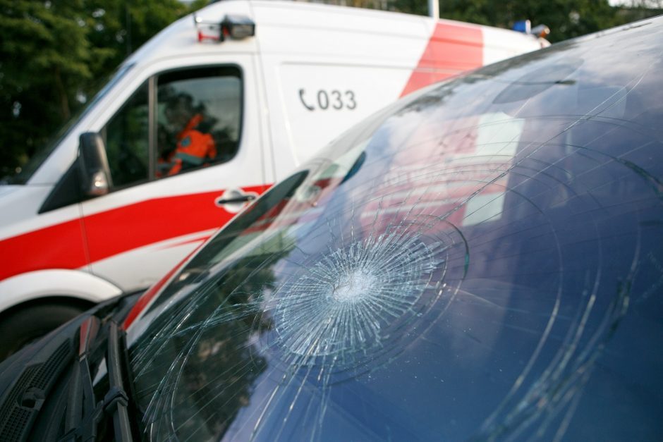 Nelaimė Šančiuose: moters vairuojama „Audi Q5“ partrenkė paauglį
