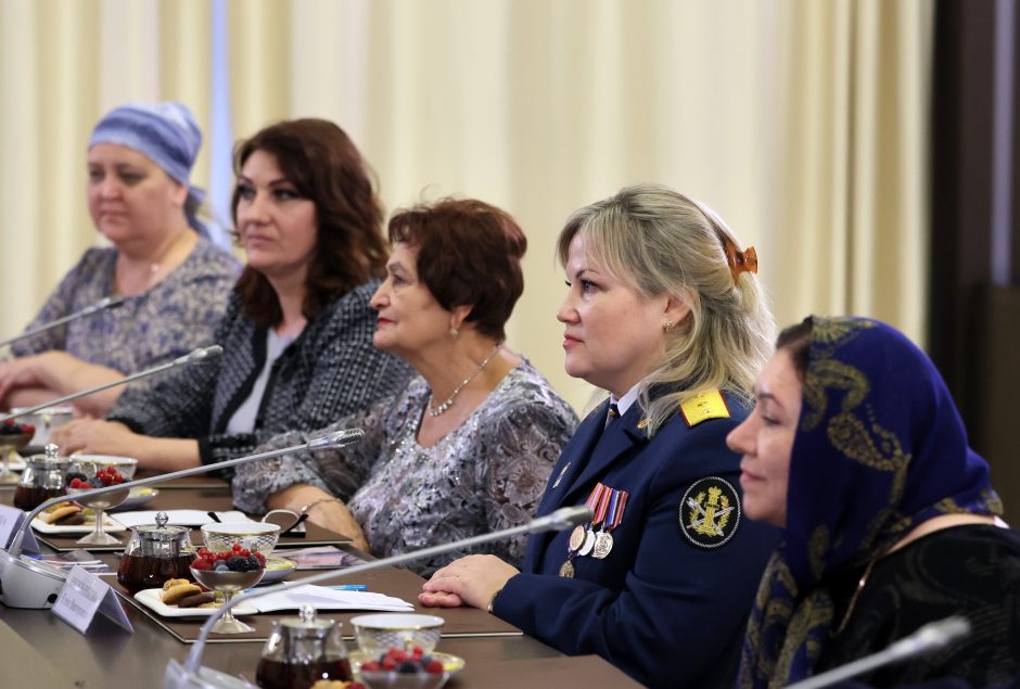 Kas iš tikrųjų tos „rusų karių motinos“, kurios dalyvavo susitikime su V. Putinu?