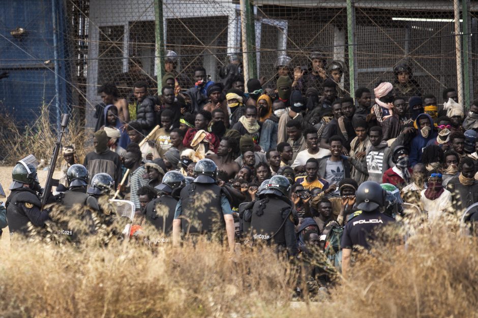 Daugiau nei 2 tūkst. migrantų pamėgino prasiveržti į Ispanijos Meliljos anklavą
