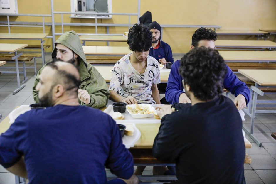 Kybartuose dalis migrantų ir toliau nevalgo: bado akcija ar maistas tiesiog neskanus?