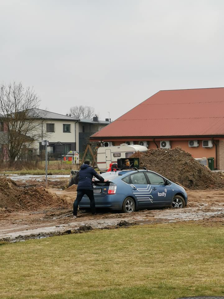 Pavežėjas pas klientus nespėjo: užklimpo gilioje purvo duobėje