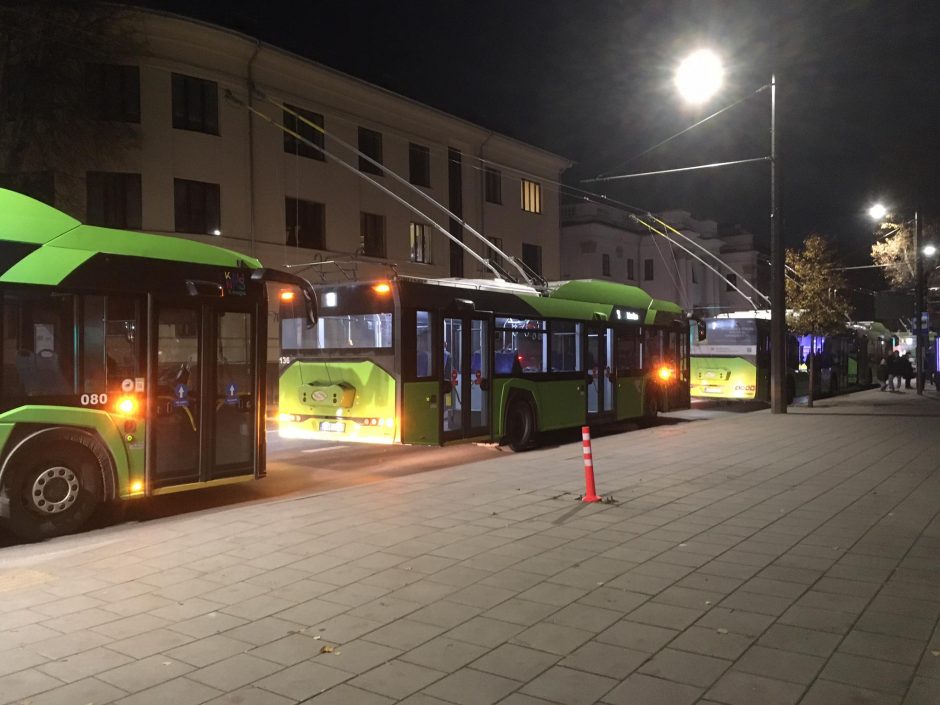 Chaosas Kauno centre – nutįso troleibusų eilė, sustojo eismas