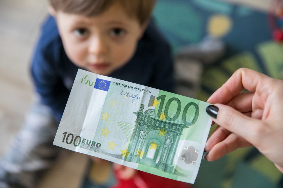 Vaiko pinigai kitąmet augs 3,5 euro, padidintos globos išmokos