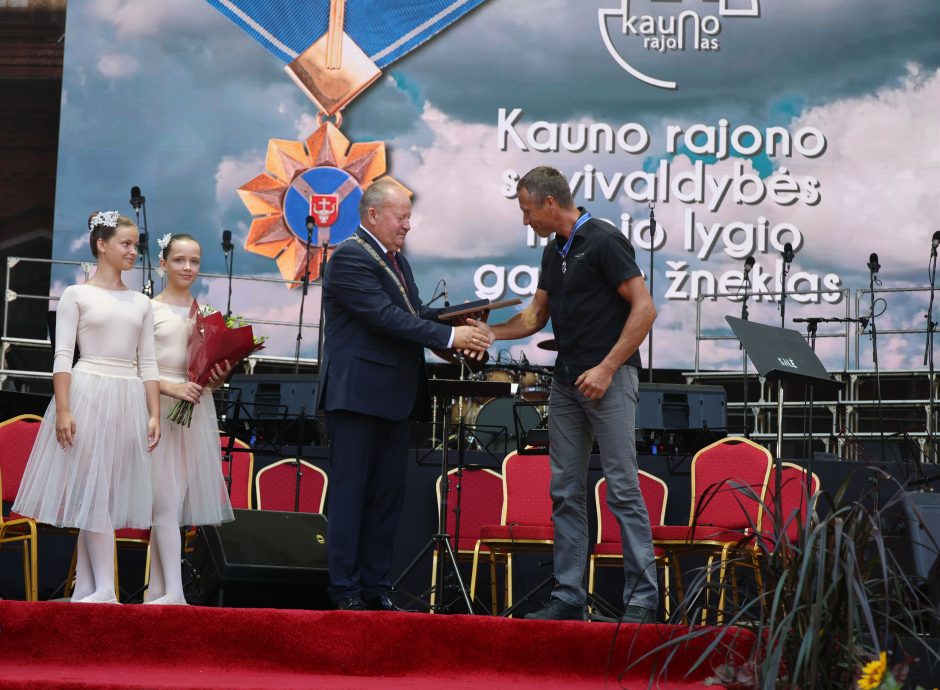 Valstybės dieną Raudondvaryje apdovanoti Kauno rajonui nusipelnę žmonės