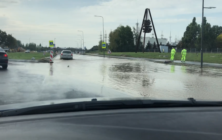 Dėl vandentiekio avarijos skendo Taikos prospektas: darbininkai plušo kelias valandas