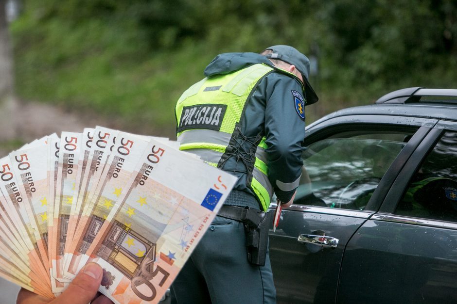 Karmėlavoje sustabdytas girtas ir beteisis vairuotojas pareigūnams siūlė 65 eurų kyšį