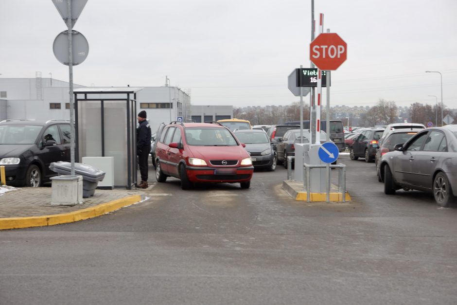 Nesklandumai dėl parkingo prie Kauno klinikų: neišleidžiami net ir susimokėję vairuotojai