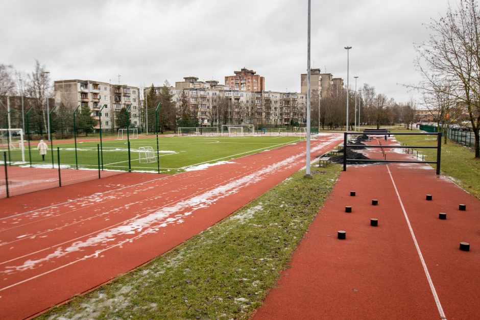 Kadetų licėjus ramina: čia ne užterštumas, čia toks naujoviškas stadionas