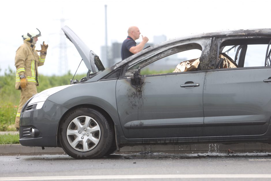 Tragedija: Kauno LEZ'e sudegė automobilis, jame – žmogaus kūnas