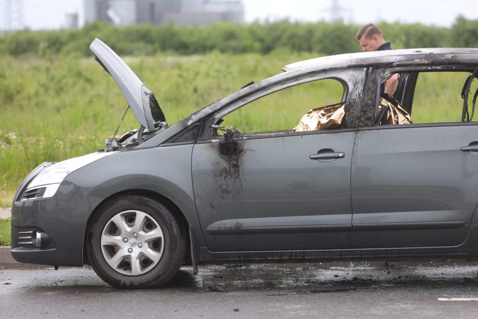 Tragedija: Kauno LEZ'e sudegė automobilis, jame – žmogaus kūnas