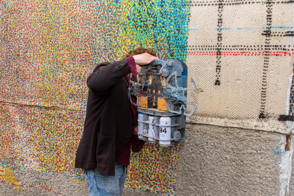 Freska ant Kauno daugiabučio: lietuvišką peizažą nupiešė robotas