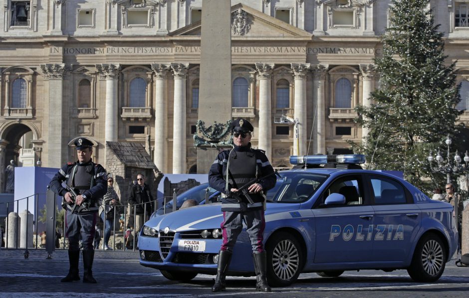 Italijos antiteroristinė policija surengė kratas vakcinacijos pasų kritikų namuose