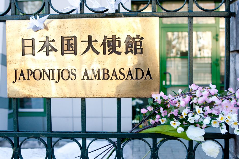 Į Japonijos ambasadą bandė įsibrauti vyras
