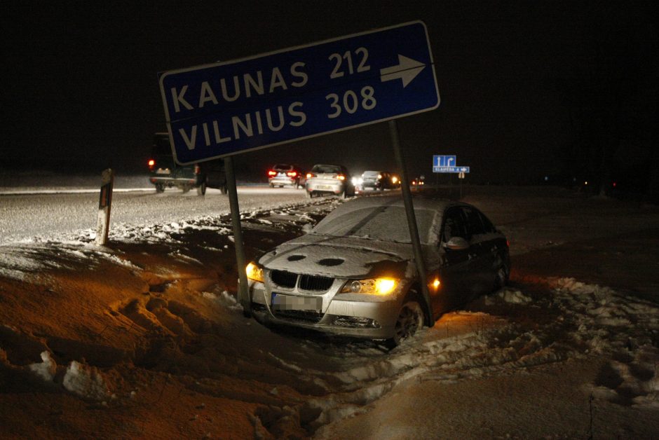 Vakarų Lietuvos keliuose – sniego pragaras