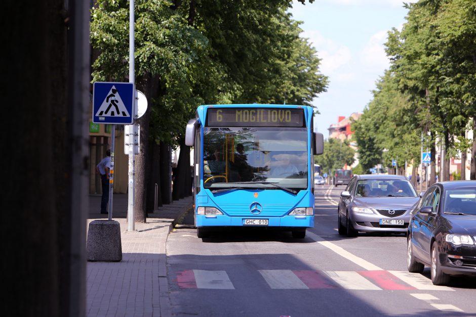 Automobilių vairuotojai kviečiami nemokamai važiuoti miesto autobusais