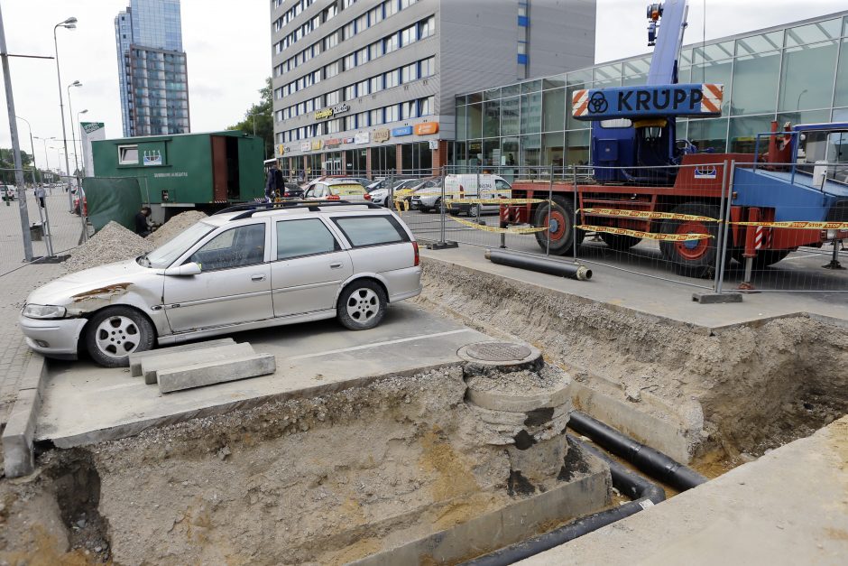 Darbininkai Klaipėdoje apkasė daužtą 