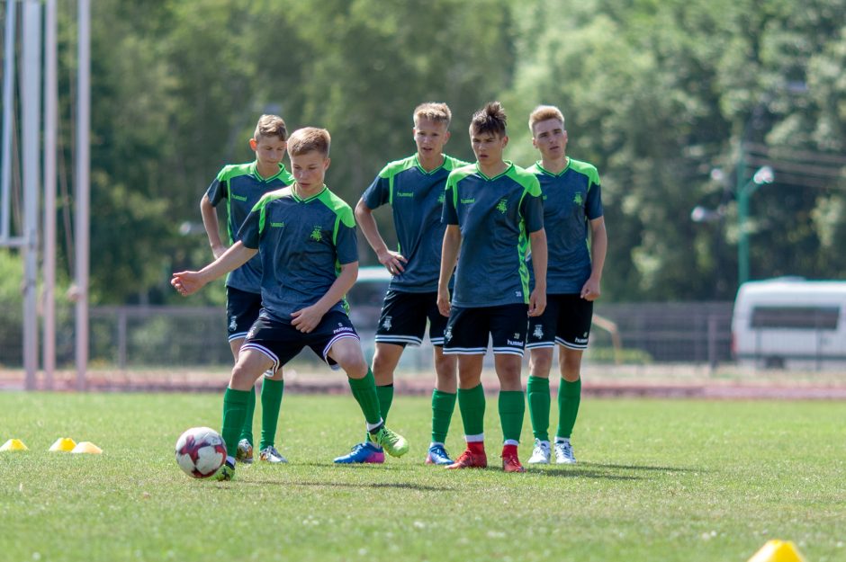 Lietuvos 17-mečiai futbolininkai pradėjo darbą su nauju treneriu