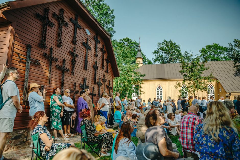 Kunigas R. Doveika Paberžėje: laisvoje šalyje kausto baimė kalbėti