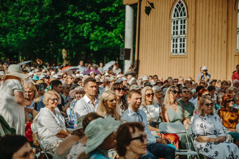 Kunigas R. Doveika Paberžėje: laisvoje šalyje kausto baimė kalbėti