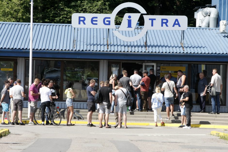 Stebėtinas aplaidumas: prasitęsti vairuotojo pažymėjimą vėluoja tūkstančiai