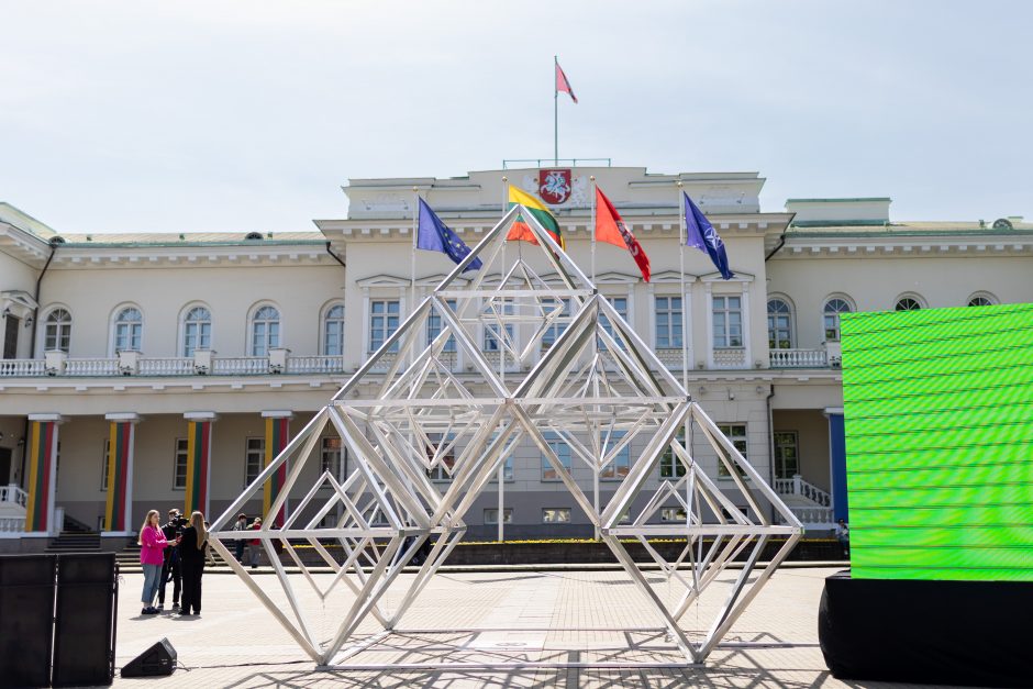 Vilniuje atidaryta dainų šventei skirta instaliacija „Sodai“