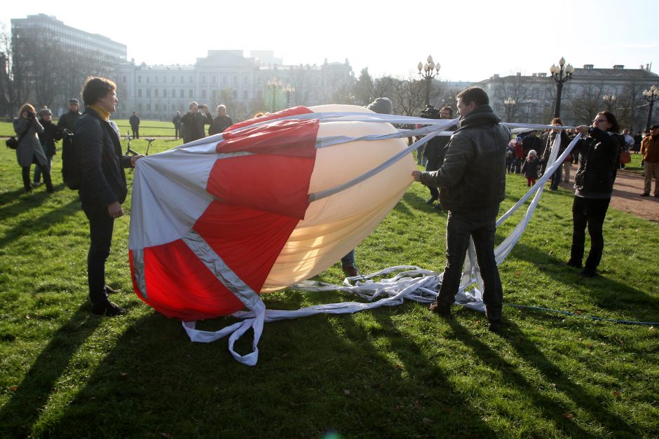 Vilniuje Lukiškių aikštėje iškelta rekordinio dydžio Vyčio vėliava