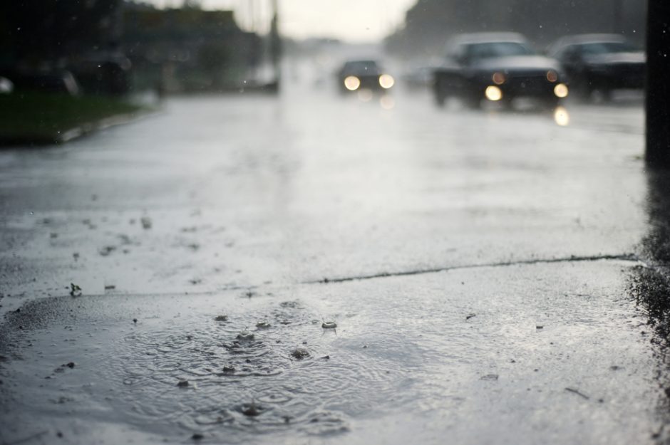 Kelininkai įspėja: eismo sąlygas sunkina lietingi orai