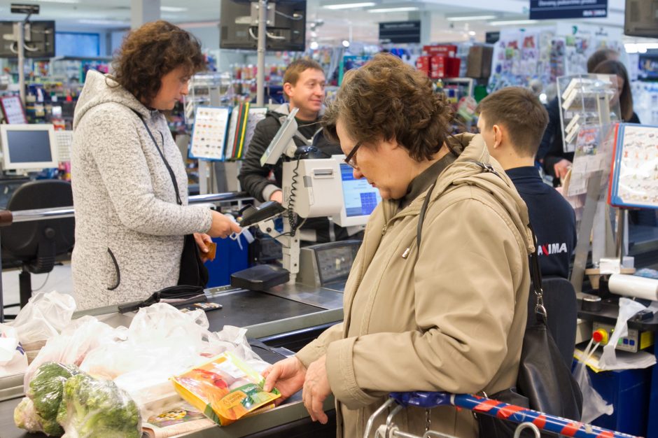 Baltarusių gyvenimo kontrastai: pusmetrio ilgio pirkinių čekiai ir 150 eurų pensija