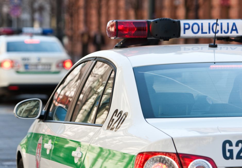 Neblaivūs chuliganai apspardė Klaipėdos patrulių automobilį