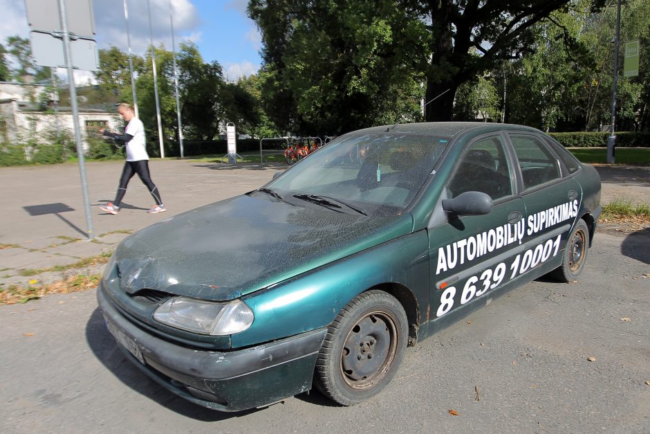 Ant palūžusių mašinų – nelegalios reklamos