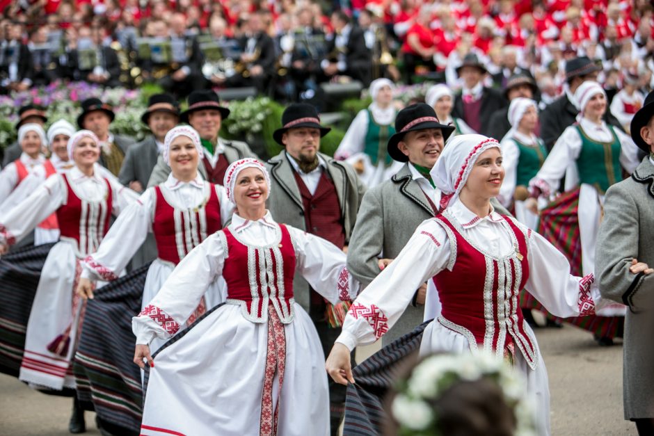 Ąžuolyne aidi Dainų šventės dainos