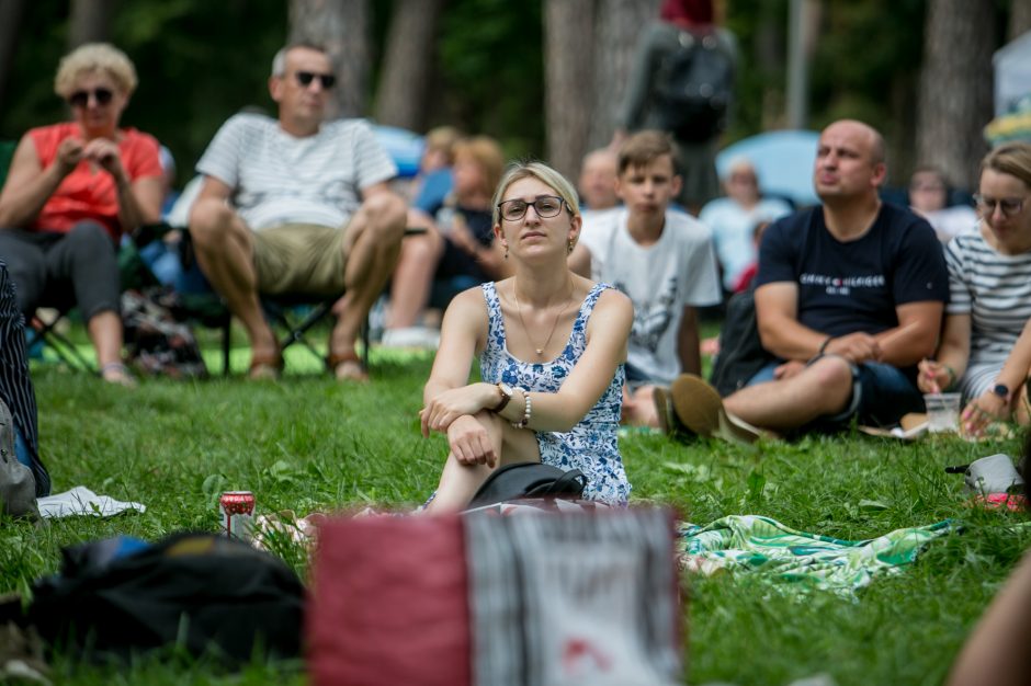 Praūžė „Akacijų alėjos“ festivalis: muzikos mylėtojų neišgąsdino net didžiulė liūtis