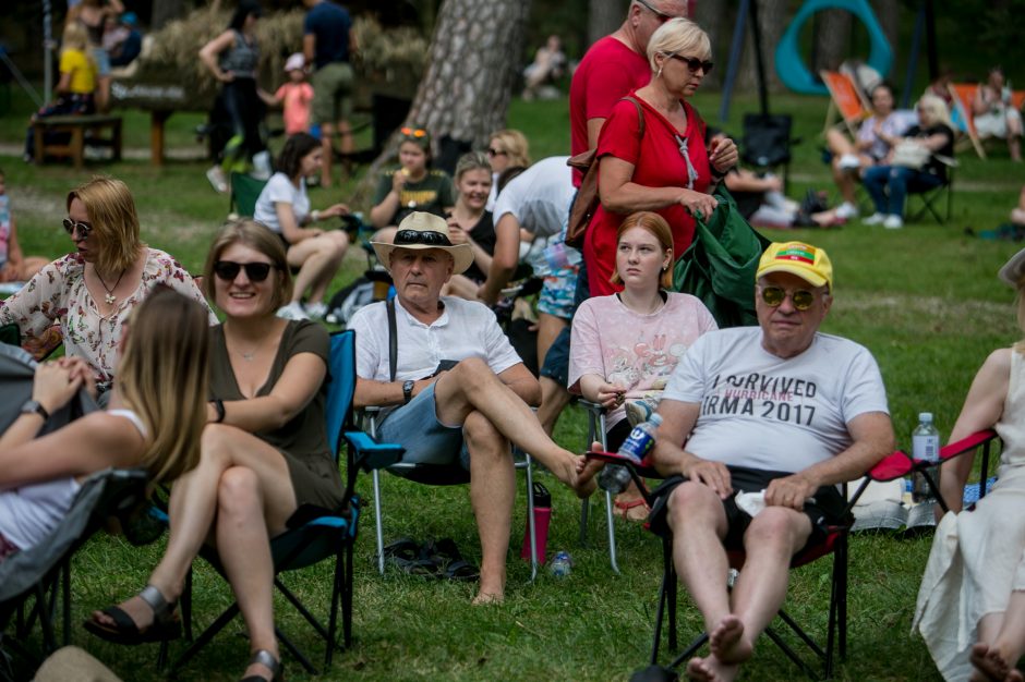 Praūžė „Akacijų alėjos“ festivalis: muzikos mylėtojų neišgąsdino net didžiulė liūtis