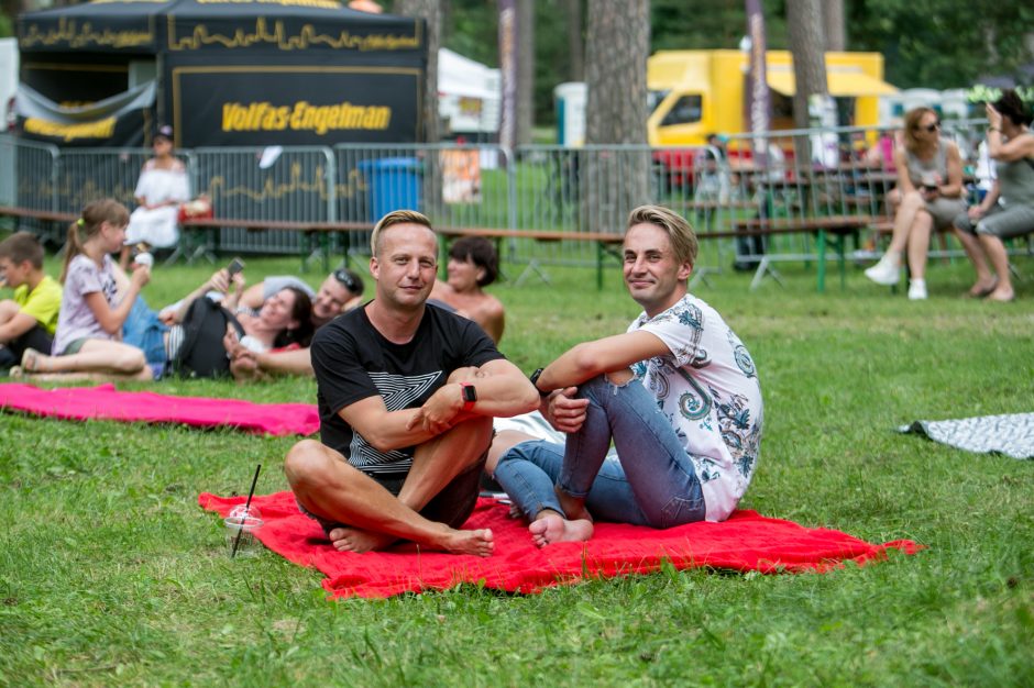 Praūžė „Akacijų alėjos“ festivalis: muzikos mylėtojų neišgąsdino net didžiulė liūtis