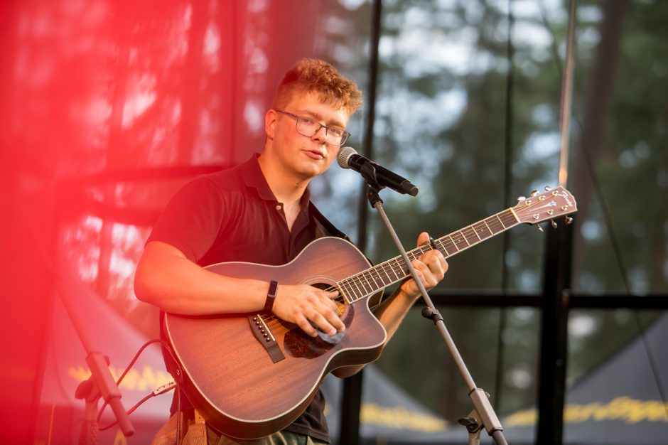 Praūžė „Akacijų alėjos“ festivalis: muzikos mylėtojų neišgąsdino net didžiulė liūtis