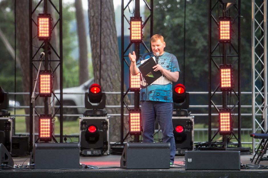 Praūžė „Akacijų alėjos“ festivalis: muzikos mylėtojų neišgąsdino net didžiulė liūtis