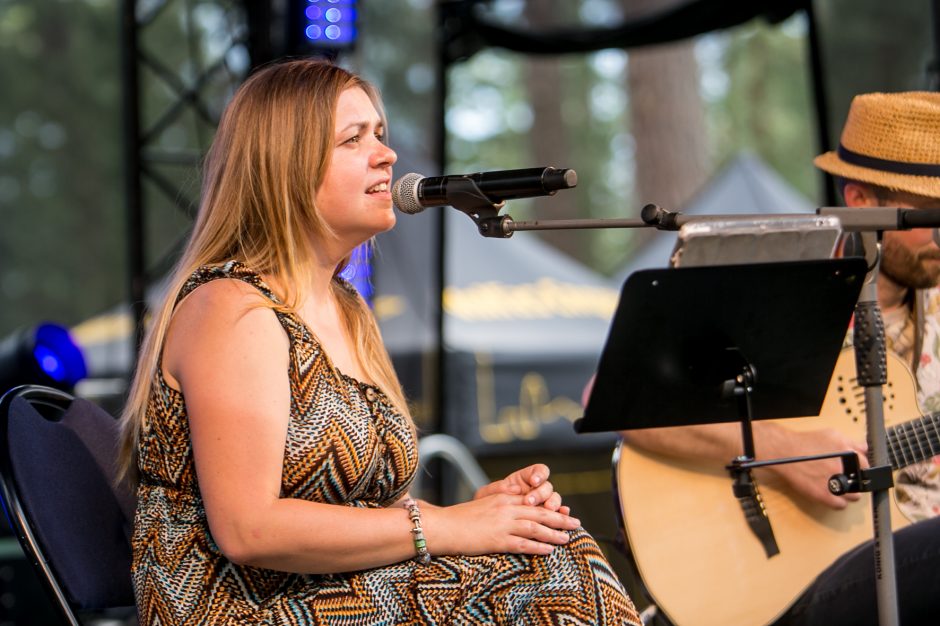 Praūžė „Akacijų alėjos“ festivalis: muzikos mylėtojų neišgąsdino net didžiulė liūtis