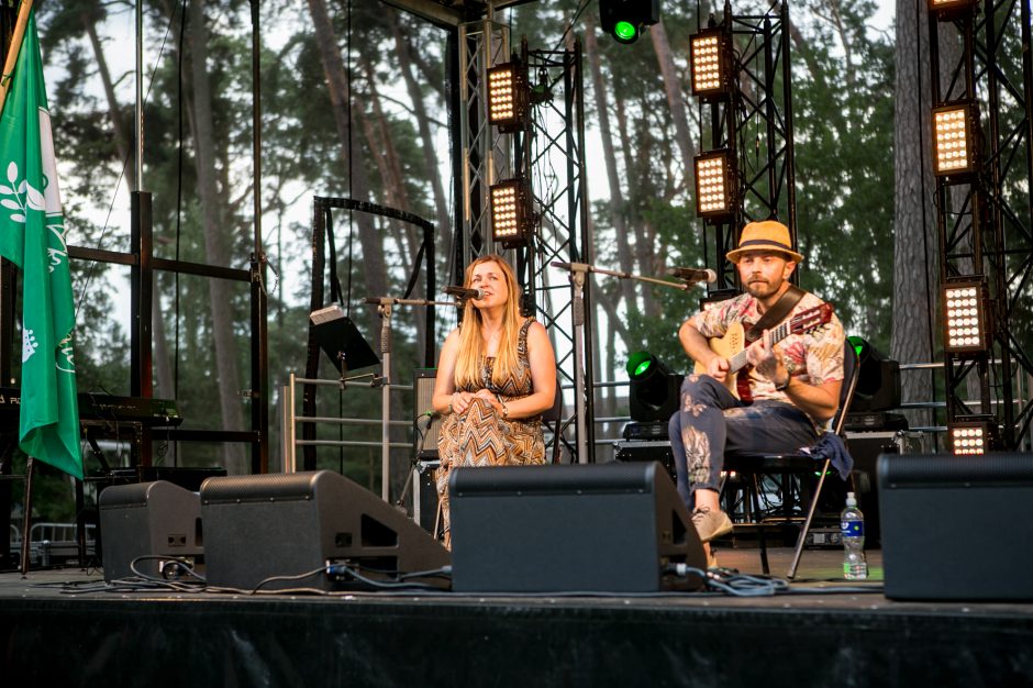 Praūžė „Akacijų alėjos“ festivalis: muzikos mylėtojų neišgąsdino net didžiulė liūtis