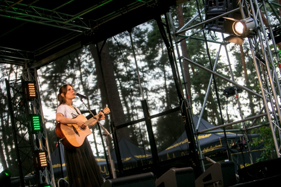 Praūžė „Akacijų alėjos“ festivalis: muzikos mylėtojų neišgąsdino net didžiulė liūtis