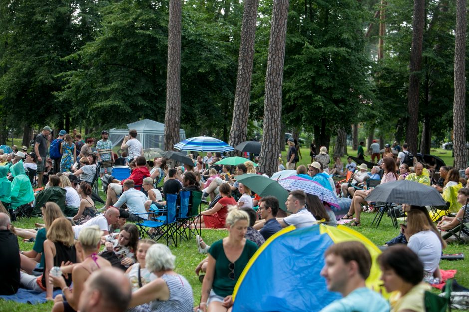 Praūžė „Akacijų alėjos“ festivalis: muzikos mylėtojų neišgąsdino net didžiulė liūtis