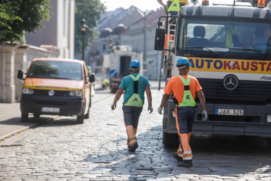 Vilniaus gatvė uždaroma: statomos užtvaros, vaikomi žmonės